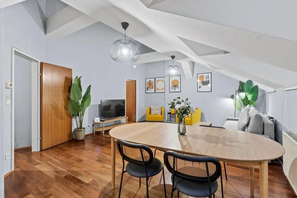 Spacious Apartment Next To Shopping Mall Viyana