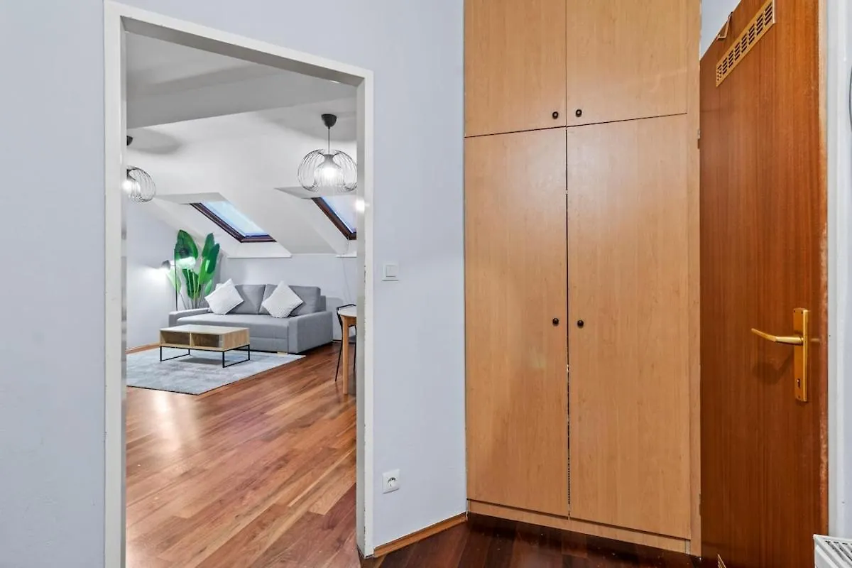 Spacious Apartment Next To Shopping Mall Viyana
