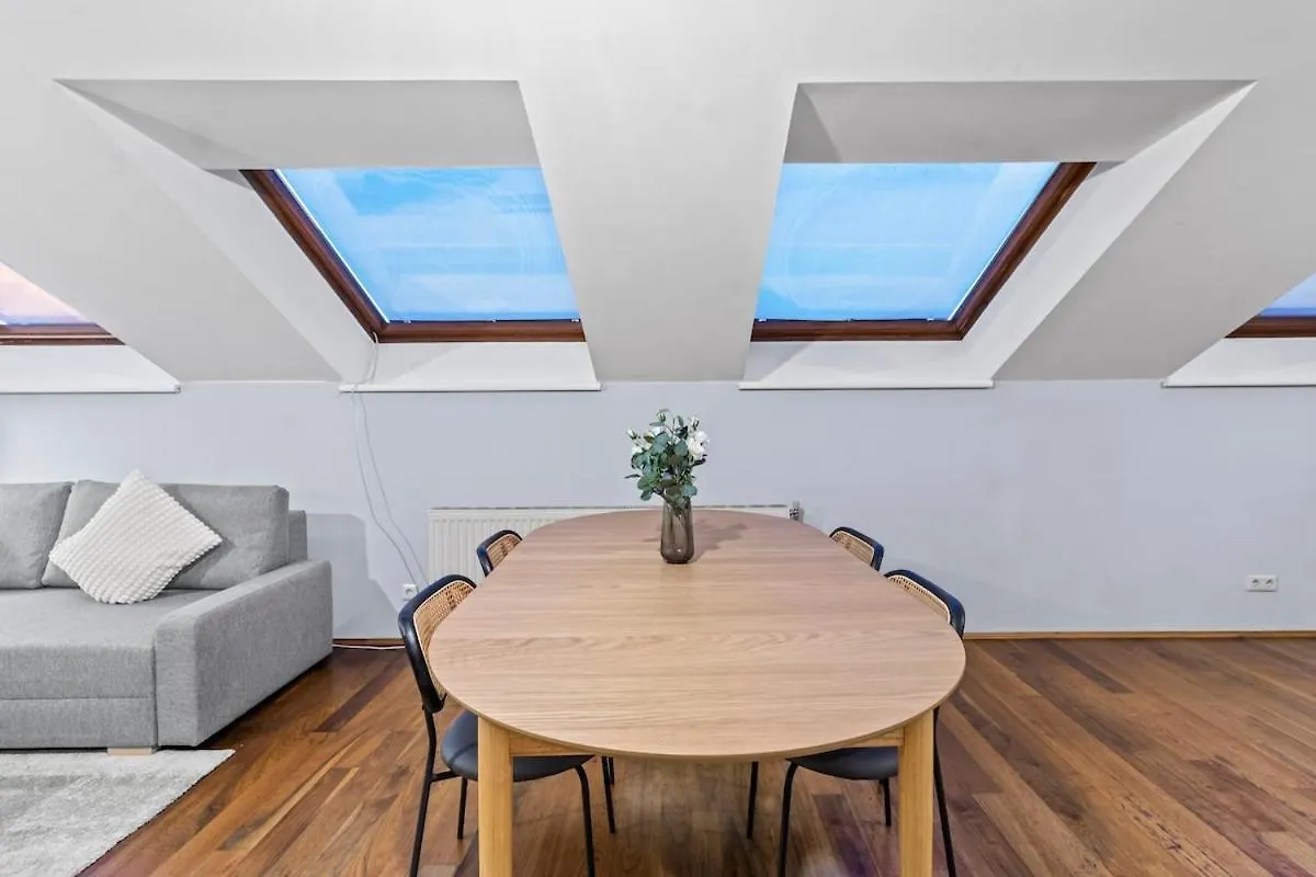 Spacious Apartment Next To Shopping Mall Viyana Avusturya